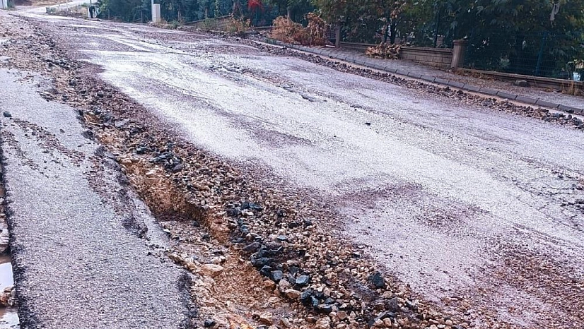 Sel suları karayolunu parçaladı! Asfalt yerinden söküldü