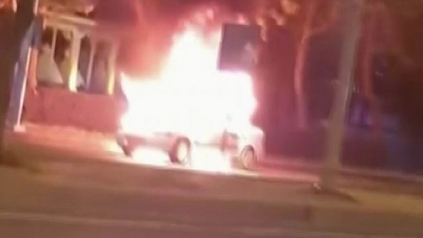 Seyir halindeki otomobil alev topuna döndü