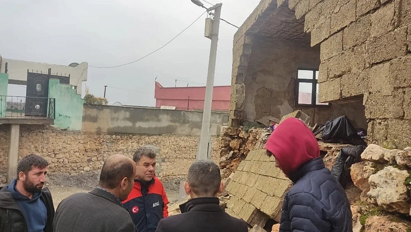 Şiddetli yağış bir evi yıktı