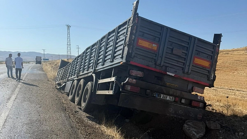 Tır kasası yol kenarına savruldu