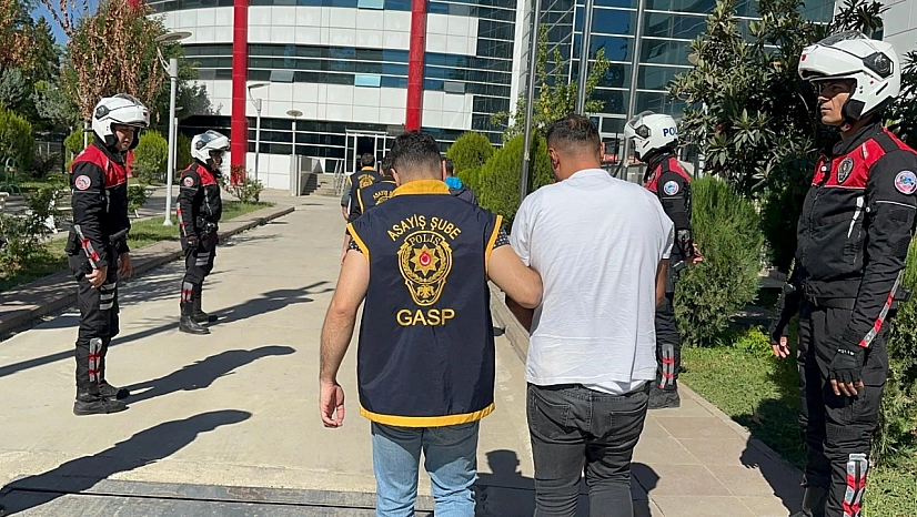 Silahla adliye önüne gelen 3 şahıs yakalandı