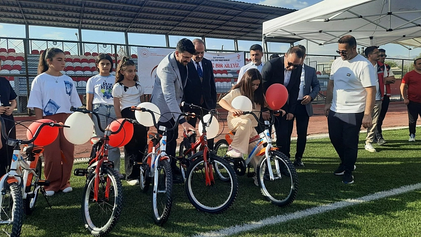 Silopi Kaymakamı Partal, başarılı öğrencilere bisiklet hediye etti