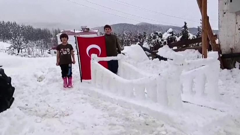 Soğuk havada yürek ısıtan görüntü: Şehitler unutulmadı...