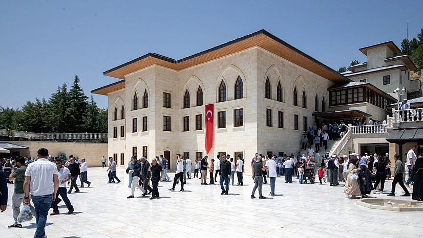 Somuncu Baba Külliyesi ziyaretçi akınına uğruyor