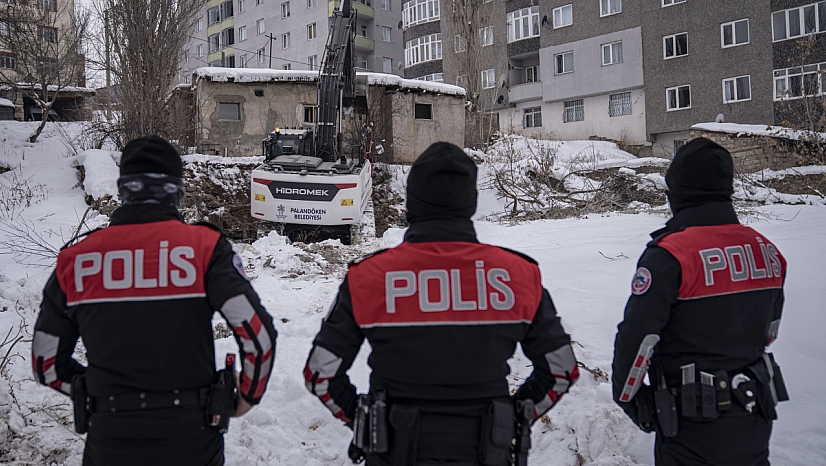 Suçluların uğrak noktasıydı: Metruk binalar yıkılıyor