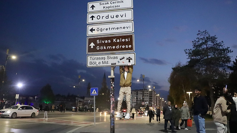 Tabelalara asılma hareketi yayılıyor: 'Maymun gibi tırmanıyorlar'