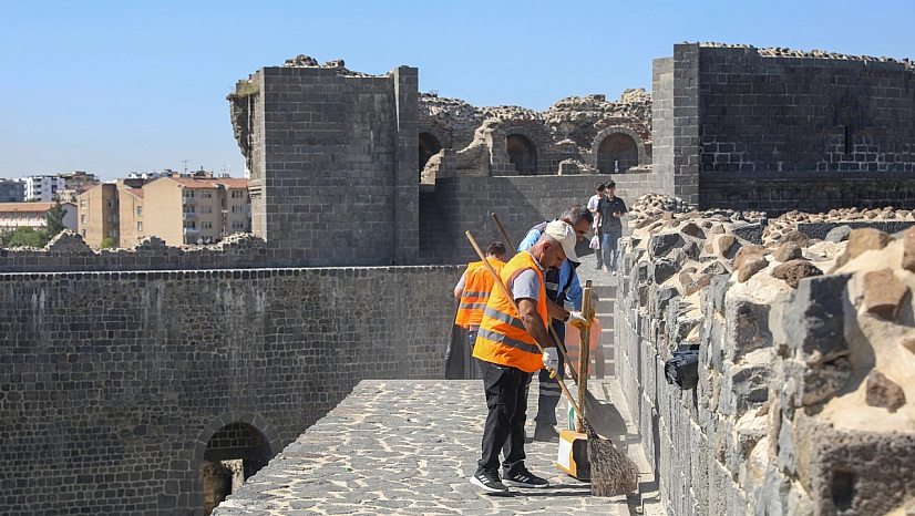 Tarihi surlarda temizlik çalışması yapıldı