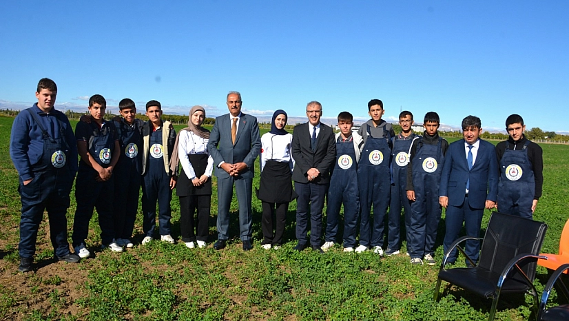 Tarım Lisesi'nde hasat heyecanı: Öğrenciler el emeklerini topluyor