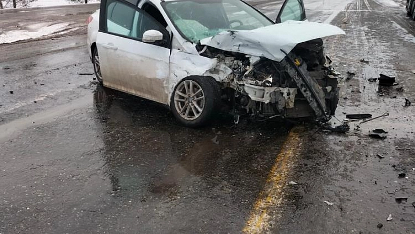 Tır ile otomobil çarpıştı: 2 yaralı