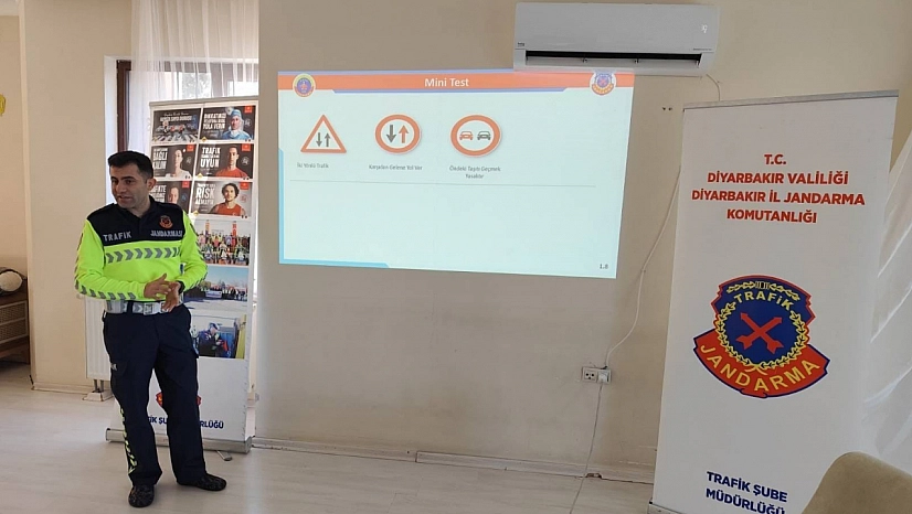 Trafik ekipleri emniyet kemeri takmanın önemini anlattı