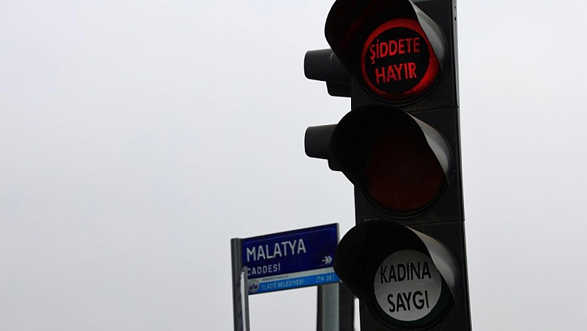 Trafik lambalarında 'Kadına Saygı' mesajı