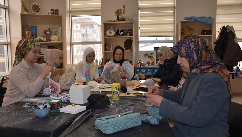 Travmayı çanta ve süs eşyaları yaparak aşıyorlar