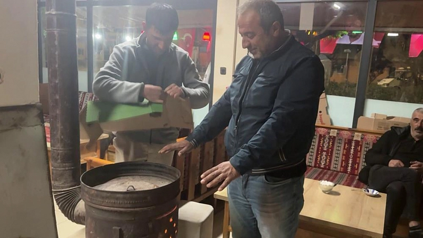 Türkiye sıcaktan kavrulurken onlar ısınmak için soba yakılıyor