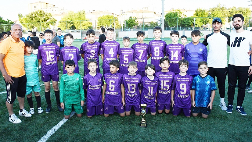 U11 Liginde Kayseri şampiyonu Zeki Akparlar FK