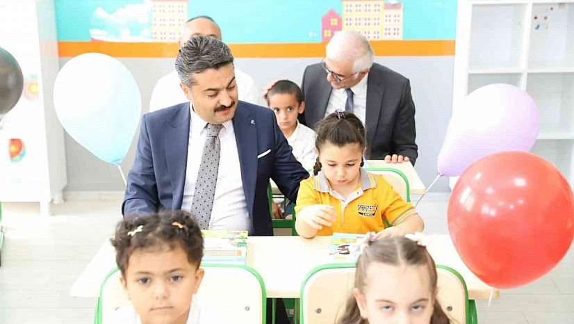 Uyum haftasında öğrencilerin heyecanına ortak oldu