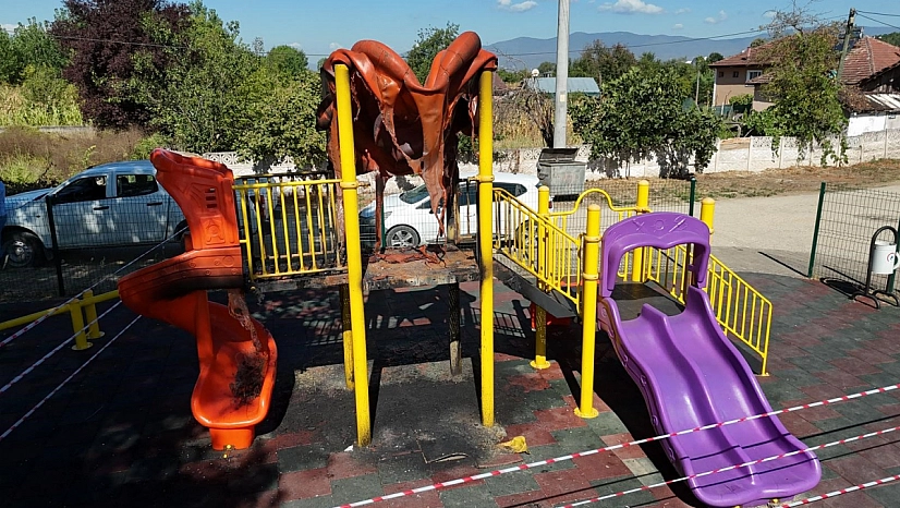 Vandallar çocuk oyun parkını yaktı