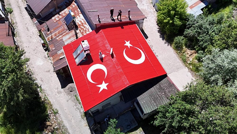 Vatan sevgisini evinin çatısına işledi