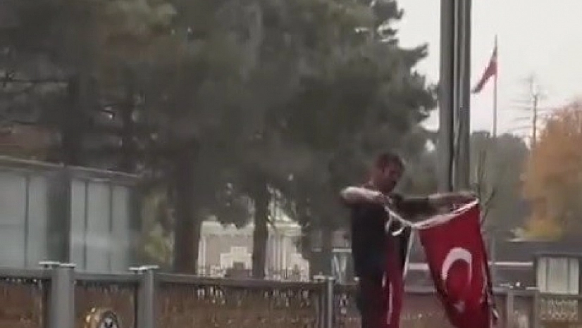 Vatandaşın bayrak hassasiyeti duygulandırdı