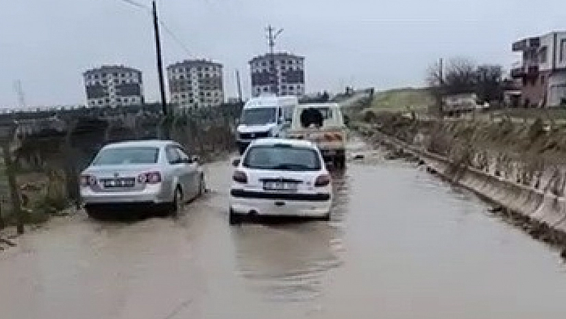 Yağışın ardından yol adeta göle döndü