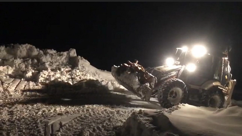 Yakacak yardımı kepçelerle taşındı