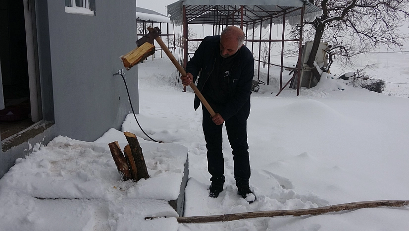 Yaklaşık 2 bin nüfuslu köyde kışın sadece bir aile yaşıyor