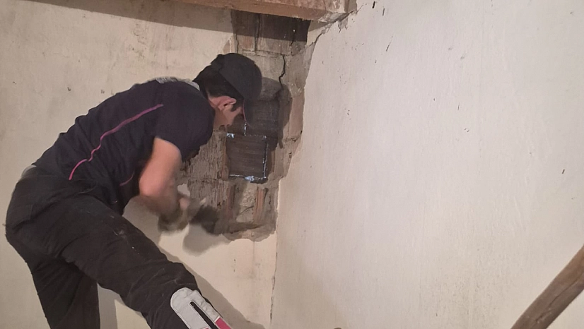 Yavru köpekleri kurtarmak için duvarı balyozla kırdı