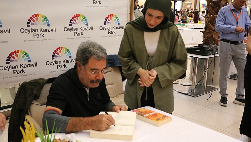 Yazar Ahmet Ümit, Diyarbakır'da okurlarıyla imza gününde buluştu