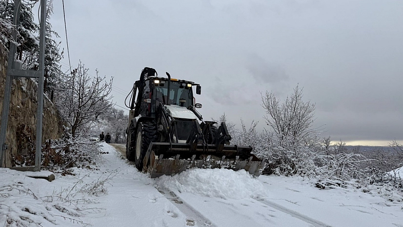 Yeşilyurt'ta belediye ekipleri kar mesaisinde