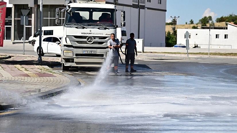 Yeşilyurt Belediyesi'nden gece gündüz temizlik atağı