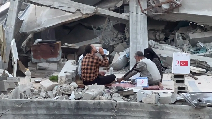 Yıkıntılar arasında iftar