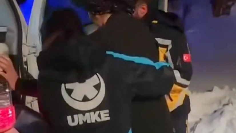 Yoğun kar altında zamanla yarış: UMKE anne ve bebeğe ulaştı