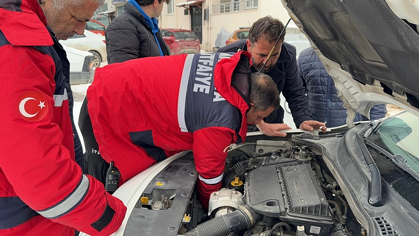 Yürek ısıtan kurtarma! Kaputa sıkışan kedi kurtarıldı