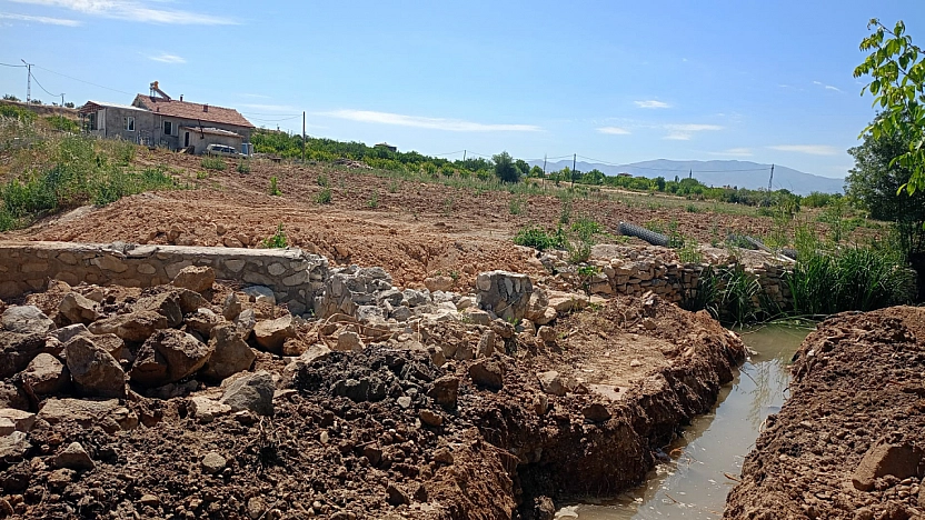 Malatya'da akılalmaz skandal: 'Benim toprağım' dedi, DSİ'nin 60 yıllık kanalını kepçeyle yıktı!