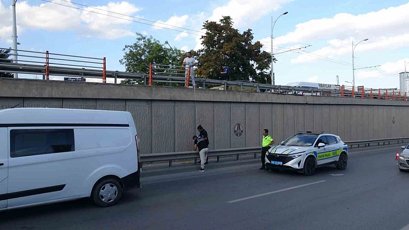 Yaşlı adam üst geçitten düştü, ağır yaralandı