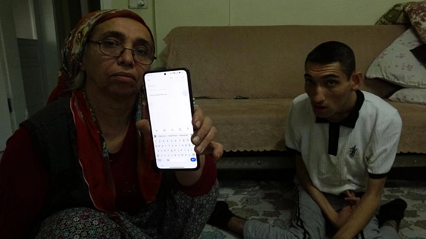 Malatya'da engelleri burnuyla aştı: Okul yüzü görmedi, telefonuyla şiir yazıp faturalarını ödüyor