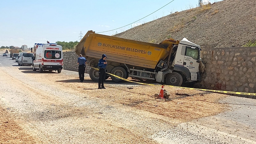 Malatya'da Hafriyat Kamyonu Bariyerleri Aşıp Duvara Çarptı: 1 Ölü