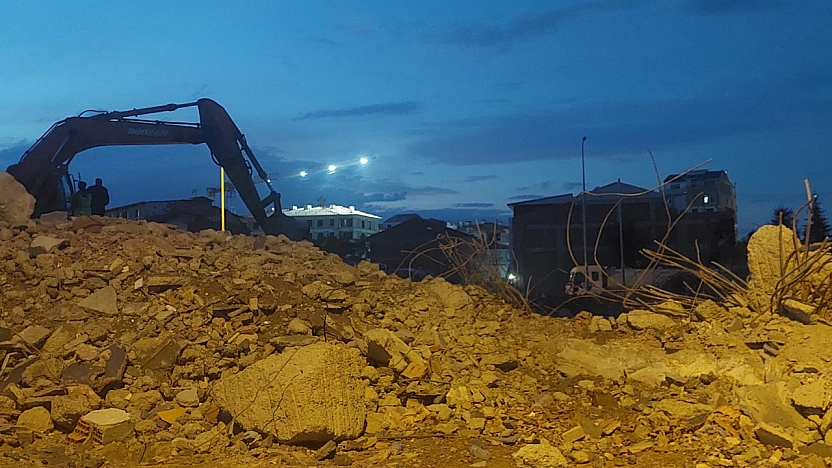 Malatya'da işçilerin tehlikeli eğlencesi: Vatandaşlar şaşkınlıkla izledi...