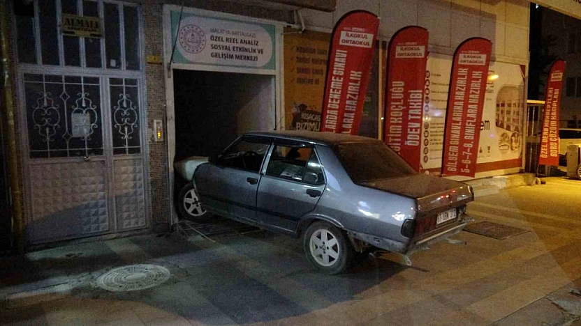 Malatya'da inanılmaz kaza: Önce iki araca çarptı, sonra dershanenin içine girdi!