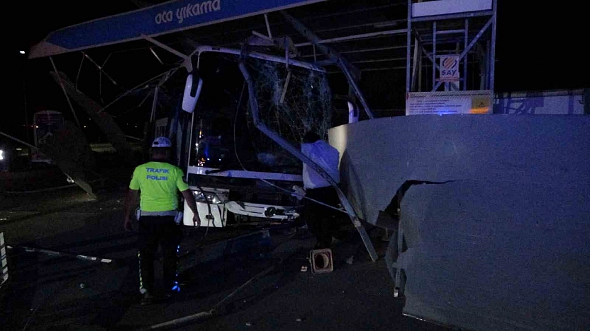 Malatya'da yolcu otobüsü petrole daldı: 8 yaralı