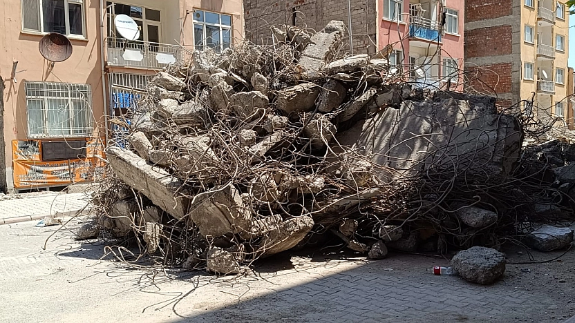 Malatya'da kurallar tanınmıyor! Yolu moloz yığınına döndürdüler….