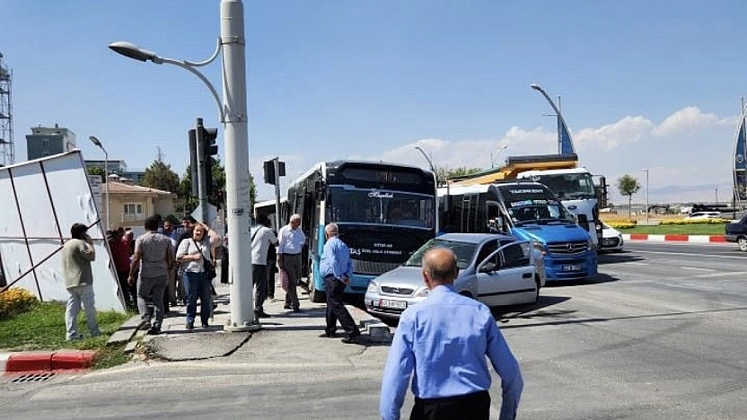 Malatya'da MAŞTİ kavşağında kaza, otomobil ile otobüs çarpıştı
