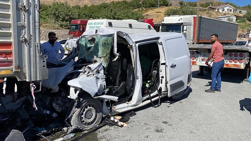 Malatya- Elazığ karayolunda trafik kazası! Araç tırın altına girdi: Sürücü hayatını kaybetti...