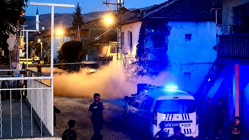 Malatya'da yürekler ağza geldi: Hafif hasarlı kerpiç ev yıkıldı