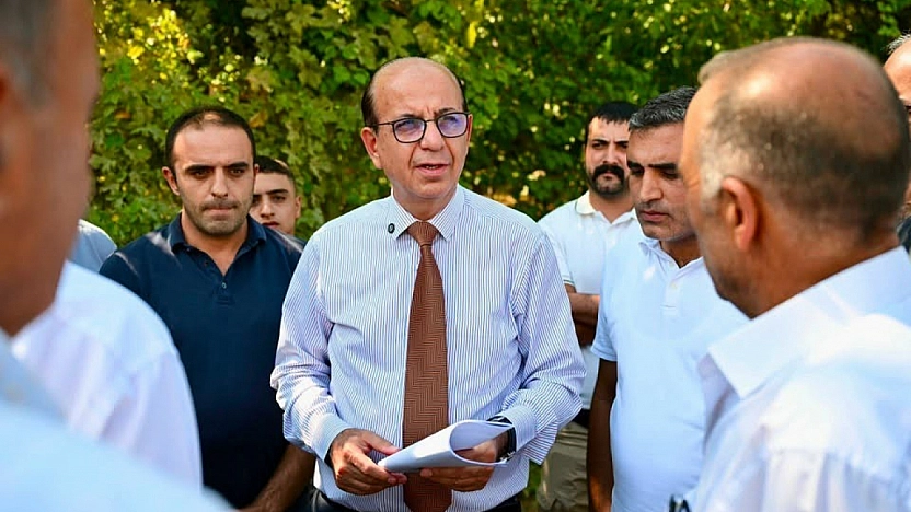 Başkan Geçit müdürü yanına aldı, mahallelinin kapısını çaldı: Şahnahan'ın çilesi bitiyor!