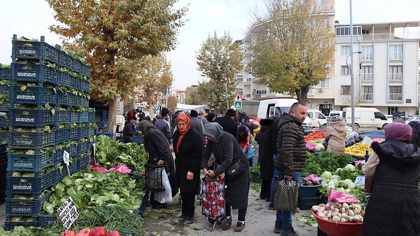 Soğuk hava pazar fiyatını etkiledi: Sebze yüz güldürürken, meyve cep yaktı!