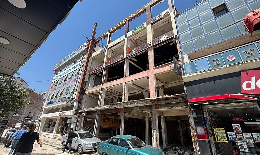 Malatya'da ağır hasarlı binalar tehlike saçıyor! 60 yıllık tarihi Pasaj yıkılmayı bekliyor…
