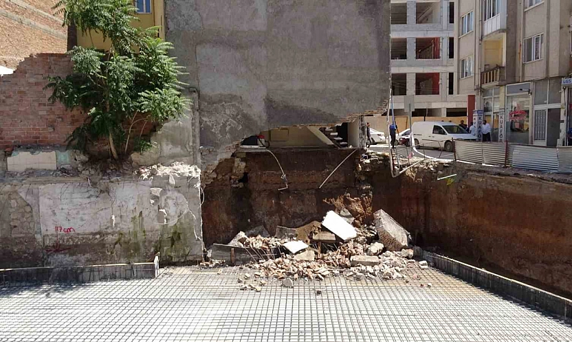 Malatya'da temeli göçen bina her an yıkılabilir! Cezmi Kartay caddesi trafiğe kapatıldı
