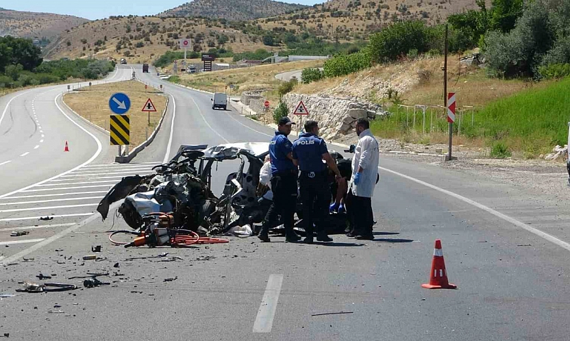 Malatya'da hafriyat kamyonu ile otomobil çarpıştı: 1 ölü, 2 yaralı