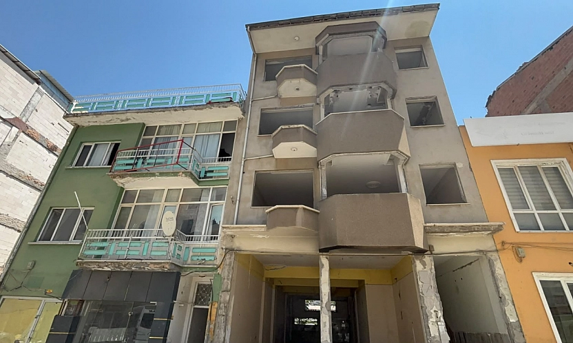 Malatya'da intihar edenlerin meskeni haline geldi! Çarşı Merkezi'ndeki ağır hasarlı binalar tehlike saçıyor