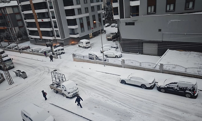 Malatya'da kar sürprizi: Kent merkezi beyaza büründü